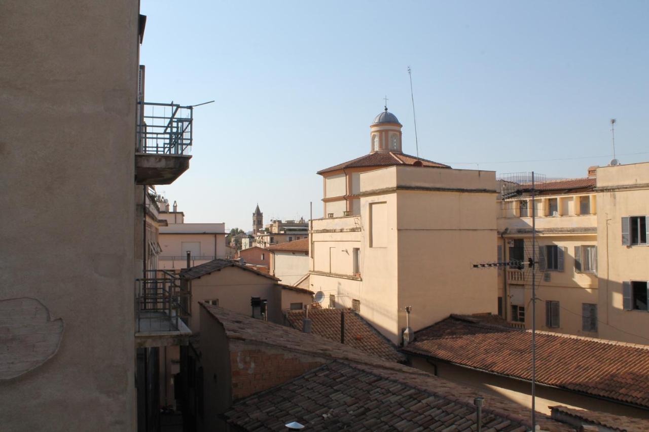 Bilocale Vega by Appartamenti Petrucci Foligno Exterior photo
